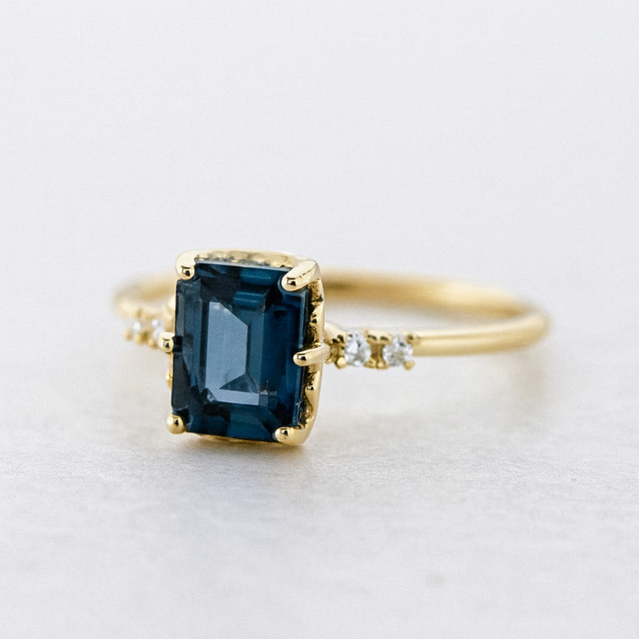 Inel Vintage cu Strălucire de Safir