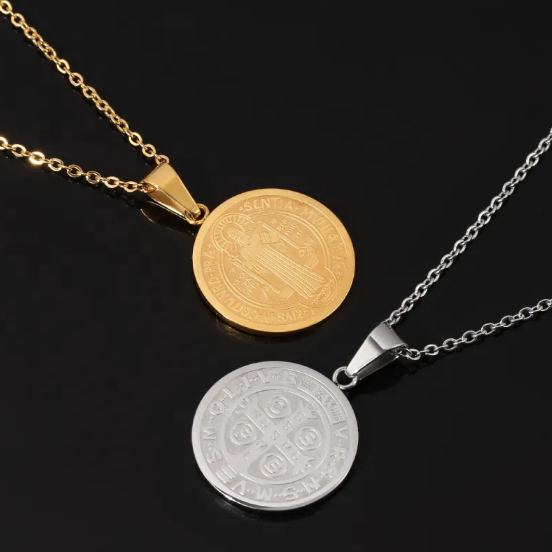 Colier cu Pandantiv Rotund în Formă de O